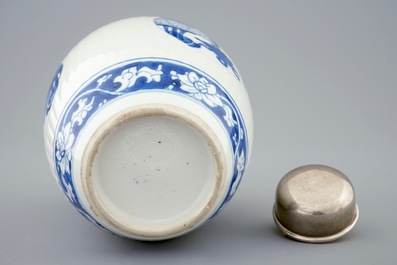 Een Chinese blauw-witte theebus met zilveren deksel, Kangxi